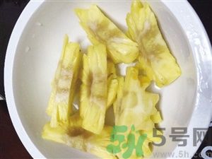 菠蘿里面發(fā)黑是為什么？發(fā)黑的菠蘿能吃嗎？