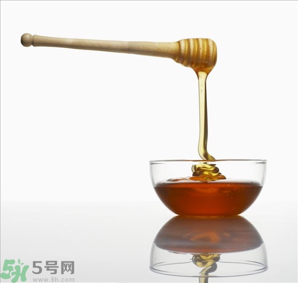 蜂蜜放久了有酒味是怎么回事？蜂蜜有酒味還能喝嗎？