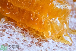 蜂蜜放久了有酒味是怎么回事？蜂蜜有酒味還能喝嗎？