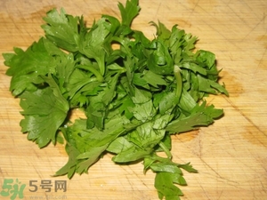 芹菜葉子可以生吃嗎?芹菜葉子生吃會(huì)怎么樣