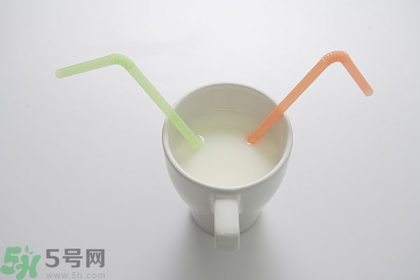 羊奶和牛奶哪個營養(yǎng)高?牛奶與羊奶哪個營養(yǎng)更好？