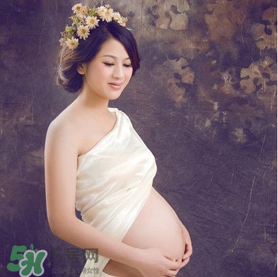 孕婦摸肚子會(huì)繞頸嗎？孕婦摸肚子胎兒能感受到嗎？