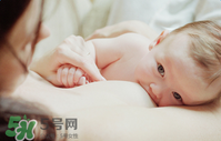 哺乳期奶水有血是什么原因？哺乳期奶水有血能喂奶嗎？