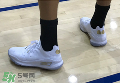 under armour curry 4 low低幫版白金配色上腳怎么樣？