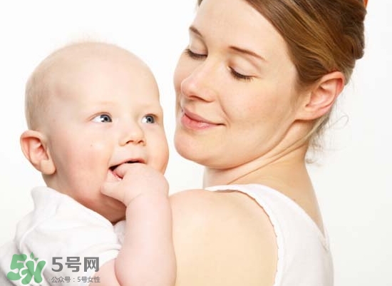 母乳喂養(yǎng)胸部會變形嗎？如何避免產(chǎn)后乳房變形？