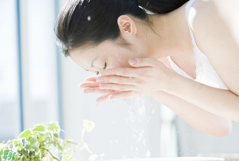 抬頭紋太重怎么辦？撫平抬頭紋只需這幾招