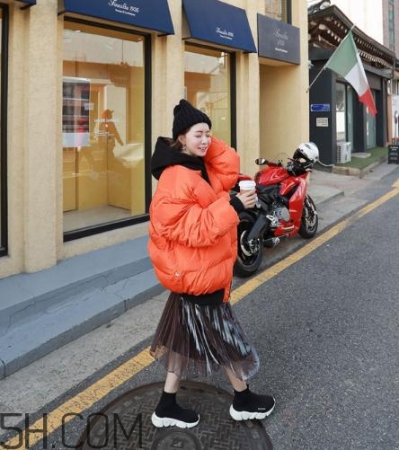 棉服配裙子好看嗎？棉衣配什么裙子好？