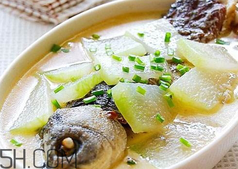 鯽魚(yú)湯發(fā)黑能喝嗎 鯽魚(yú)湯發(fā)黑是怎么回事