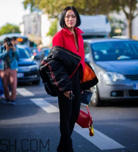 黑色飛行夾克怎么搭配？黑色飛行員夾克搭配女