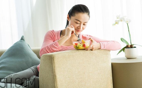 女孩月經(jīng)初潮可不可以喝紅糖水？女孩月經(jīng)初潮媽媽應(yīng)該怎么做？