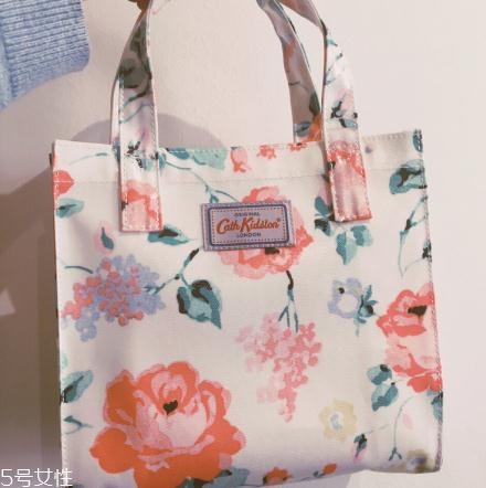 cath kidston是什么牌子？少女最?lèi)?ài)的小碎花風(fēng)代表