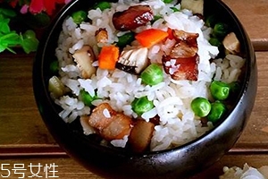 香菇臘腸土豆?fàn)F飯的做法 一個電飯煲就可以搞定的懶人飯