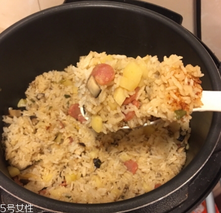 香菇臘腸土豆?fàn)F飯的做法 一個電飯煲就可以搞定的懶人飯