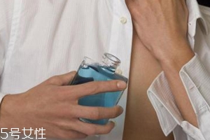 男士香水什么時(shí)候噴最好？出門(mén)前二十分鐘