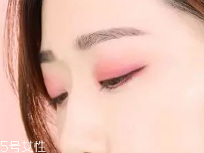 無妝眼影怎么畫？巧用粉色系眼影