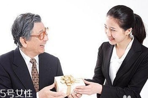 給領(lǐng)導(dǎo)送禮怎么說(shuō)合適？真誠(chéng)并且要注意分寸