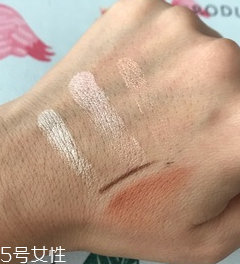 makeup revolution心形腮紅好用嗎？微閃蜜桃色彩