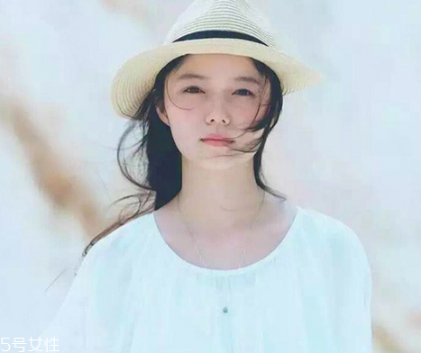 鹽系女生怎樣穿搭？清新無公害的鄰家女孩