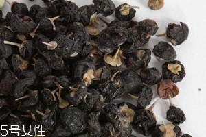 黑枸杞會泡成白色嗎？有這個可能