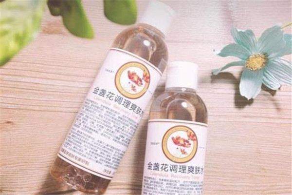 爽膚水敷臉有什么好處 根據(jù)自己的膚質(zhì)來選擇爽膚水