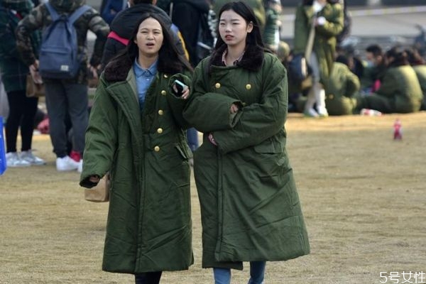 軍大衣和羽絨服哪個(gè)暖和 軍大衣和羽絨服哪個(gè)抗寒