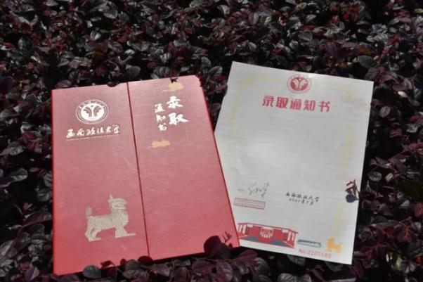 高校1.6米長(zhǎng)卷軸式錄取通知書(shū) 寓意展開(kāi)新的人生