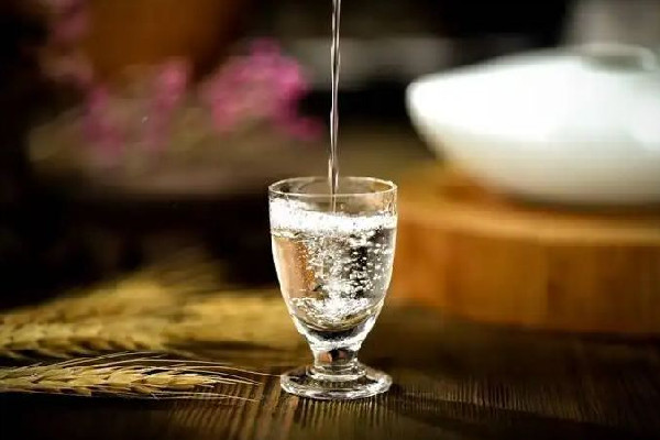 奶奶誤把白酒當(dāng)水裝進(jìn)水壺給孫子 白酒適合什么人喝