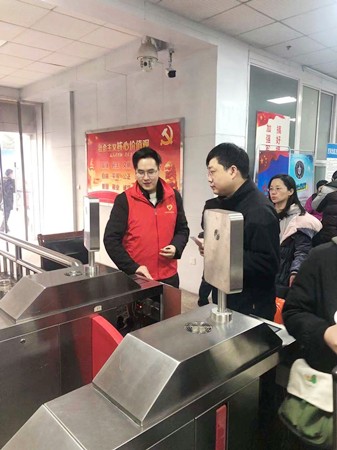 北站春運(yùn)志愿者5(滕艷君)_副本.jpg 北站春運(yùn)志愿者5(滕艷君)_副本.jpg